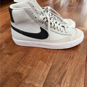 Nike High-Top Sneakers in Light Gray and Black